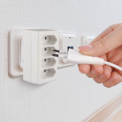 V-TAC Adattatore Multipresa con 4 Prese Frontali 2,5A e Spina Schuko Colore Bianco