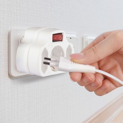 V-TAC Adattatore Multipresa con 2 Prese Frontali 2,5A Presa Schuko e Interruttore Luminoso Spina Schuko Colore Bianco