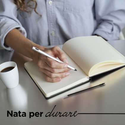 Bic Cristal Re&acute;new Confezione di Penna a Sfera Ricaricabile + 2 Ricariche - Punta Tonda da 1,0 mm - Corsa 0,32 mm - Inchiostro a Base di Olio - Corpo Metallico - Colore Blu