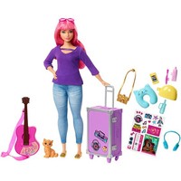 Bambola Barbie Daisy, Curvy con Capelli Rosa, Gattino, Chitarra, Valigia Apribile, Adesivi e 9 Accessori, FWV26