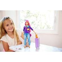 Bambola Barbie Daisy, Curvy con Capelli Rosa, Gattino, Chitarra, Valigia Apribile, Adesivi e 9 Accessori, FWV26