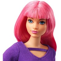 Bambola Barbie Daisy, Curvy con Capelli Rosa, Gattino, Chitarra, Valigia Apribile, Adesivi e 9 Accessori, FWV26