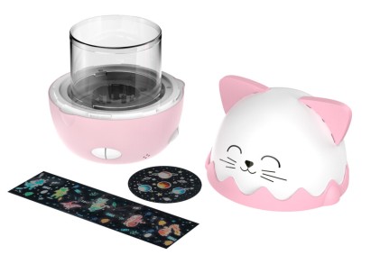 Bigben Kids Luz Nocturna Musical - Proyector 360&deg; - 13 Proyecciones - 8 Melodias - Control Remoto - Inalambrica y Recargable - Color Rosa