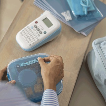 ORIGINALE Brother stampante Blu / Bianco P-touch N10 PTN10RG1 Etichettatrice compatta, leggera e facile da usare. Perfetta per l'organizzazione a casa o per preparare il materiale scolastico.