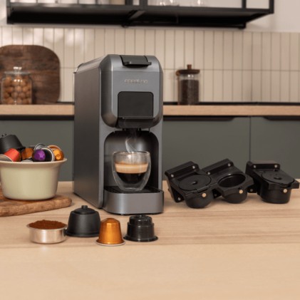 Macchina per caff&egrave; espresso Cecotec FreeStyle Compact nera, compatibile con capsule - 1350W - Termoblocco - Pressione 20 bar - Serbatoio 800 ml - Spegnimento automatico - Preriscaldamento rapido - Nera