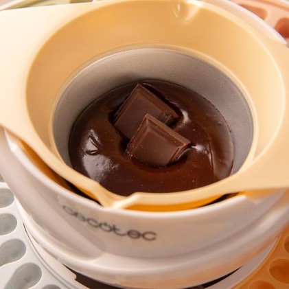 Cecotec Fun and Sugar Gummy Candy Maker - Potenza 40W - Fonduta di cioccolato - Include 4 stampi in silicone - Vassoi rimovibili - Facile da pulire - Bianco
