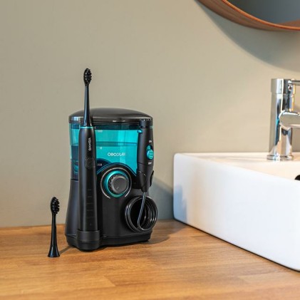 Stazione per l'igiene orale Cecotec Bamba ToothCare Jet Clean con irrigatore e spazzolino - Serbatoio da 600 ml - 10 livelli - 7 ugelli inclusi - Spazzolino sonico con 5 modalit&agrave; - IPX7 - Nero
