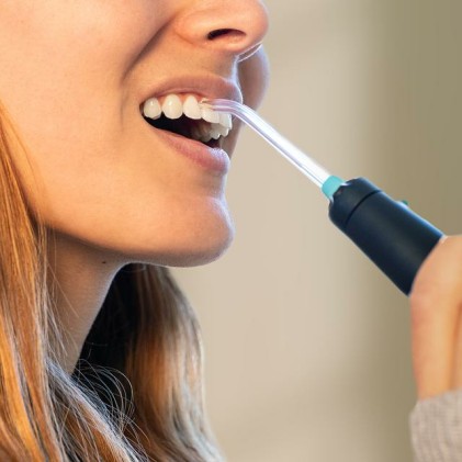 Stazione per l'igiene orale Cecotec Bamba ToothCare Jet Clean con irrigatore e spazzolino - Serbatoio da 600 ml - 10 livelli - 7 ugelli inclusi - Spazzolino sonico con 5 modalit&agrave; - IPX7 - Nero
