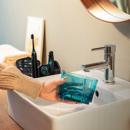 Stazione per l'igiene orale Cecotec Bamba ToothCare Jet Clean con irrigatore e spazzolino - Serbatoio da 600 ml - 10 livelli - 7 ugelli inclusi - Spazzolino sonico con 5 modalit&agrave; - IPX7 - Nero