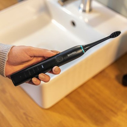 Stazione per l'igiene orale Cecotec Bamba ToothCare Jet Clean con irrigatore e spazzolino - Serbatoio da 600 ml - 10 livelli - 7 ugelli inclusi - Spazzolino sonico con 5 modalit&agrave; - IPX7 - Nero