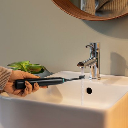 Stazione per l'igiene orale Cecotec Bamba ToothCare Jet Clean con irrigatore e spazzolino - Serbatoio da 600 ml - 10 livelli - 7 ugelli inclusi - Spazzolino sonico con 5 modalit&agrave; - IPX7 - Nero