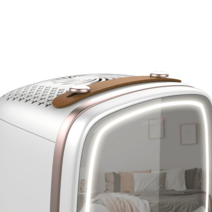 Cecotec CoolingBeauty 6000 Frigorifero cosmetico con specchio - 6 litri - Luce LED con 3 intensit&agrave; - Silenzioso - Raffreddamento fino a 10&ordm;C - Maniglia superiore - Bianco e rosa