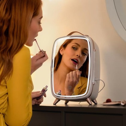 Cecotec CoolingBeauty 6000 Frigorifero cosmetico con specchio - 6 litri - Luce LED con 3 intensit&agrave; - Silenzioso - Raffreddamento fino a 10&ordm;C - Maniglia superiore - Bianco e rosa