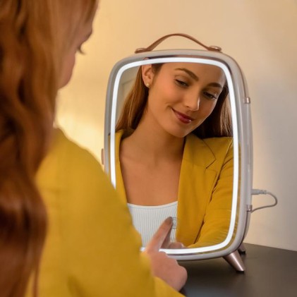 Cecotec CoolingBeauty 6000 Frigorifero cosmetico con specchio - 6 litri - Luce LED con 3 intensit&agrave; - Silenzioso - Raffreddamento fino a 10&ordm;C - Maniglia superiore - Bianco e rosa