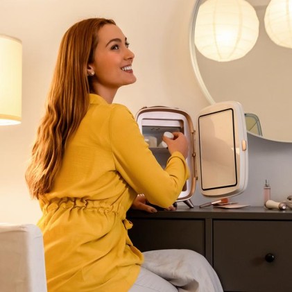Cecotec CoolingBeauty 6000 Frigorifero cosmetico con specchio - 6 litri - Luce LED con 3 intensit&agrave; - Silenzioso - Raffreddamento fino a 10&ordm;C - Maniglia superiore - Bianco e rosa