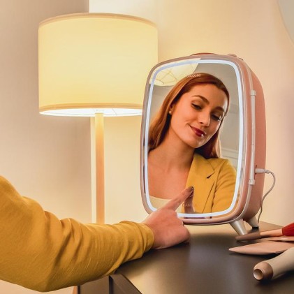 Cecotec CoolingBeauty 6000 Mirror Rose Frigorifero cosmetico con specchio - Capacit&agrave; 6 litri - Luce LED con 3 intensit&agrave; - Funzionamento silenzioso - Raffreddamento fino a 10&ordm;C - Rosa pallido