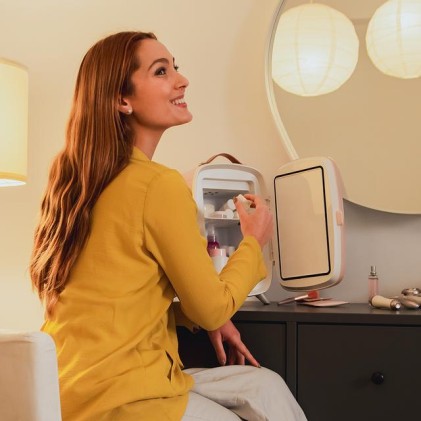 Cecotec CoolingBeauty 6000 Mirror Rose Frigorifero cosmetico con specchio - Capacit&agrave; 6 litri - Luce LED con 3 intensit&agrave; - Funzionamento silenzioso - Raffreddamento fino a 10&ordm;C - Rosa pallido