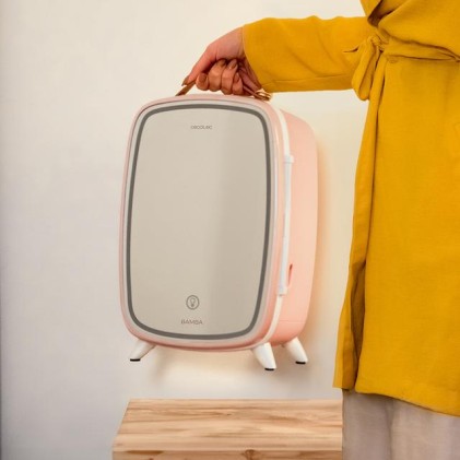 Cecotec CoolingBeauty 6000 Mirror Rose Frigorifero cosmetico con specchio - Capacit&agrave; 6 litri - Luce LED con 3 intensit&agrave; - Funzionamento silenzioso - Raffreddamento fino a 10&ordm;C - Rosa pallido