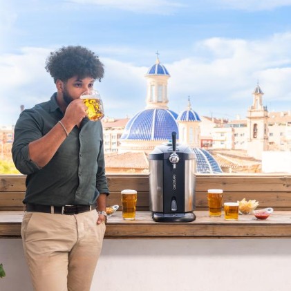 Distributore di birra Cecotec BeerFlow Steel 5000 - 65W - Compatibile con fusti da 5L - Temperatura da 2 a 12&deg;C - Indicatore LED - Vassoio raccogligocce rimovibile - Base antiscivolo - Nero e grigio