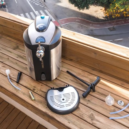 Distributore di birra Cecotec BeerFlow Steel 5000 - 65W - Compatibile con fusti da 5L - Temperatura da 2 a 12&deg;C - Indicatore LED - Vassoio raccogligocce rimovibile - Base antiscivolo - Nero e grigio