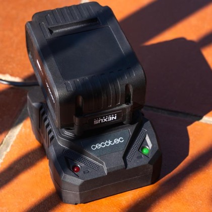 Soffiatore per foglie a batteria Cecotec AirForce 2500 Agile - Batteria da 21 V 2 Ah - Diverse velocit&agrave; - Accessori inclusi - Velocit&agrave; fino a 241 km/h - Grigio scuro