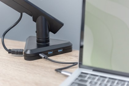 Digitus Supporto Per Monitor Intelligente Con Docking Station Integrata, Molla A Gas E Fissaggio A Morsetto.