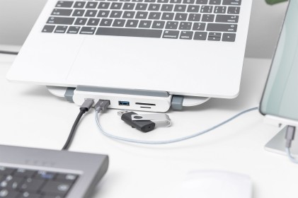 Supporto Notebook Con Docking Station 8 Porte