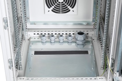 Armadio 24 Unitа 19" Per Reti Misure (A)1300 X (L)600 X (P)600 Mm. Colore Grigio Chiaro Da Esterno Ip55