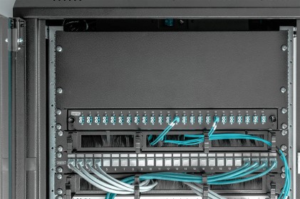 Pannello Cieco 4 Unità Per Chiusura Spazi Vuoti In Armadi Rack 19" Viti Incluse Nero