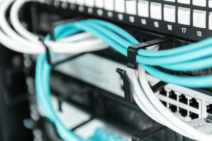 Listello Guidacavi Forato Con Spazzola Di Protezione Per Armadi 19&#34; (1 Unita&#39;) Nero Con 4 Ganci