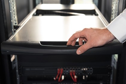 Console Modulare Con Schermo Tft Da 17" (43,2 Cm), 1 Porta Kvm E Touchpad, Tastiera Italiana