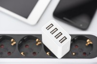 ALIMENTATORE USB 4 PORTE 5 VOLT 4 AMPERE PER DISPOSITIVI MOBILI