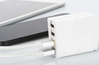 ALIMENTATORE USB 4 PORTE 5 VOLT 4 AMPERE PER DISPOSITIVI MOBILI