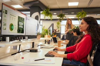 HP Combinazione di tastiera e mouse wireless ricaricabili multidispositivo 725