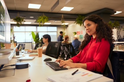 HP Combinazione di tastiera e mouse wireless ricaricabili multidispositivo 725