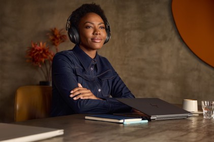 HP Poly Cuffie Voyager Surround 80 UC con USB-C + adattatore USB-C/A nero (8G7U0AA)