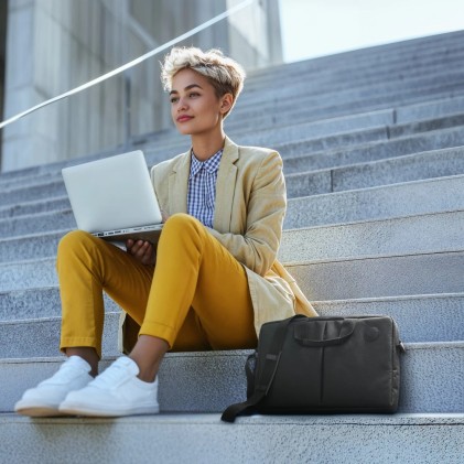 Hama Genua Maletin para Portatiles hasta 15.6" - Poliester - Bandolera Ajustable - Bolsillo Frontal - 42.5x5x31cm - Color Negro