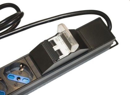 Multipresa Verticale A 12 Porte Per Armadi Rack Con Interruttore Magnetotermico