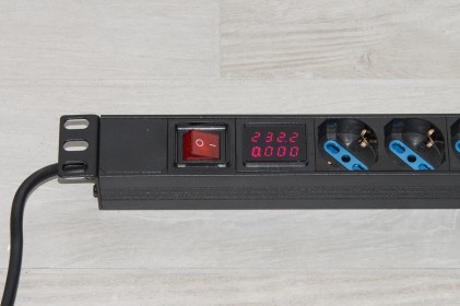 Multipresa 6 Posizioni Da Rack 19&#34; Con Display Per Il Carico Dei Dispositivi Collegati