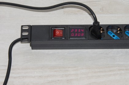 Multipresa 6 Posizioni Da Rack 19&#34; Con Display Per Il Carico Dei Dispositivi Collegati