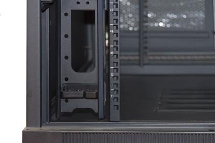 Armadio Rack 19&#34; 42U (A)2055, (L)800, (P)1000 Porta Traforata Colore Nero Con Guidacavi  Laterale