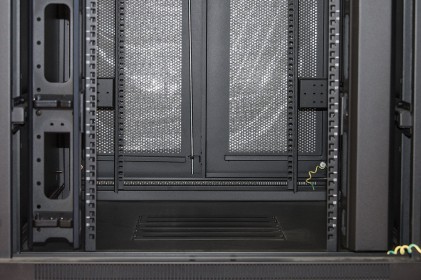 Armadio Rack 19&#34; 42U (A)2055, (L)800, (P)1000 Porta Traforata Colore Nero Con Guidacavi  Laterale