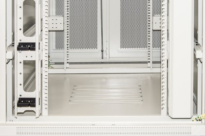 Armadio Rack 19&#34; 42U (A)2055, (L)800, (P)1000 Porta Traforata Colore Grigio Con Guidacavi  Laterale