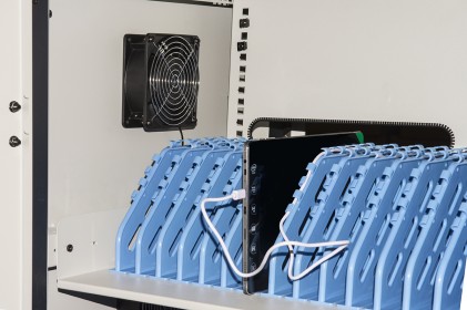 Armadio Alloggiamento 30 Tablet Con Ruote Multiprese Incluse Ventole Di Raffreddamento Porta In Acciaio Traforata