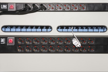 Armadio Alloggiamento 40 Tablet Con Ruote Multiprese Incluse Ventole Di Raffreddamento Porta In Acciaio Traforata