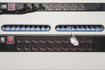 Armadio Alloggiamento 60 Tablet Con Ruote Multiprese Incluse Ventole Di Raffreddamento Porta In Acciaio Traforata Colore Grigio Nero