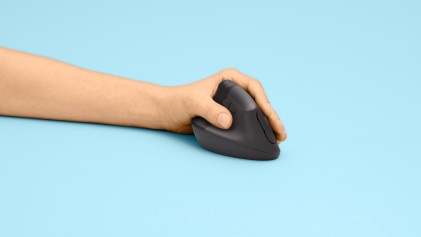 Logitech Lift Left Mouse Ergonomico Verticale, per Mancini, Senza Fili, Bluetooth o Logi Bolt USB, Clic Silenziosi, 4 Tasti, Compatibile con Windows / macOS / iPadOS, Laptop, PC. Grafite