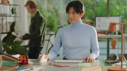 Logitech Lift Mouse Ergonomico Verticale, Senza Fili, Ricevitore Bluetooth o Logi Bolt USB, Clic Silenziosi, 4 Tasti, Compatibile con Windows / macOS / iPadOS, Laptop, PC. Bianco