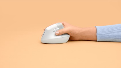 Logitech Lift Mouse Ergonomico Verticale, Senza Fili, Ricevitore Bluetooth o Logi Bolt USB, Clic Silenziosi, 4 Tasti, Compatibile con Windows / macOS / iPadOS, Laptop, PC. Bianco