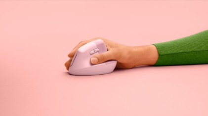 Logitech Lift Mouse Ergonomico Verticale, Senza Fili, Ricevitore Bluetooth o Logi Bolt USB, Clic Silenziosi, 4 Tasti, Compatibile con Windows / macOS / iPadOS, Laptop, PC. Rosa